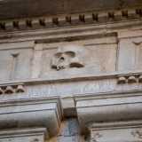 Nel piano inferiore � delimitata da coppie di lesene di ordine dorico che sorreggono una cornice con fregio arricchito da triglifi e metope in cui si alternano teschi umani e ossa incrociate che le conferiscono un alone di lugubre inquietudine